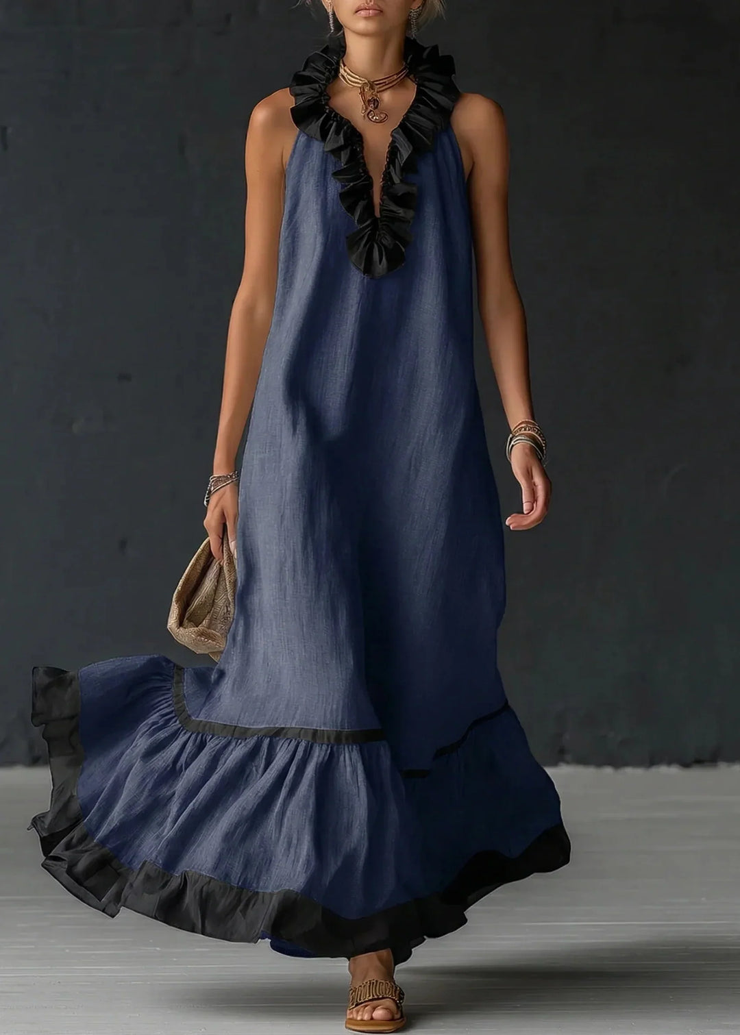 Abito lungo fluido da donna per l'estate, con volant a contrasto, ideale per un look raffinato e traspirante.