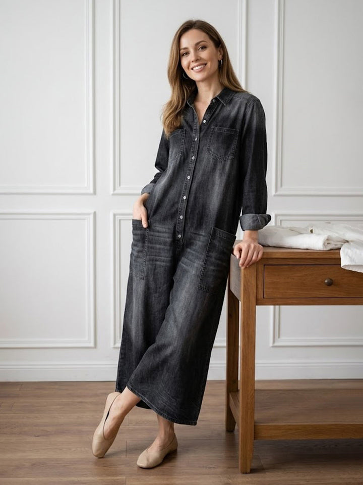 Tuta donna denim scuro, taglio moderno. Vestibilità regolare, stile utility casual, ideale per un look versatile.