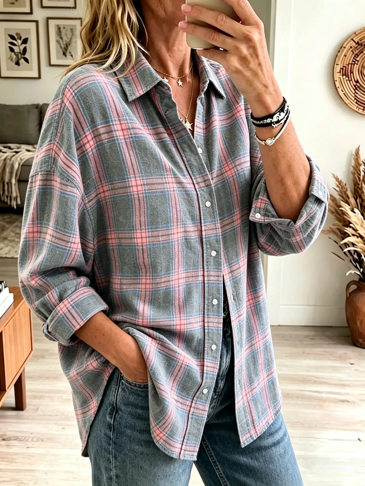 Moda donna autunnale: camicia a quadri oversize casual con bottoni e tasche. Stile e praticità in un capo.