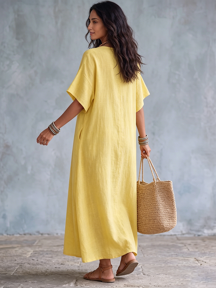 Abito lungo estivo giallo in lino con scollo a V per donna, dal taglio ampio e comodo, perfetto per ogni occasione.