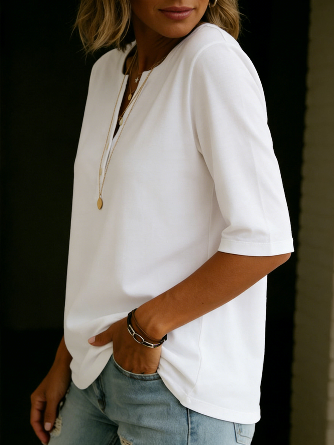 Modello indossa T-shirt Henley uomo con jeans. Look moda uomo casual per l'estate, versatile e confortevole per ogni occasione.