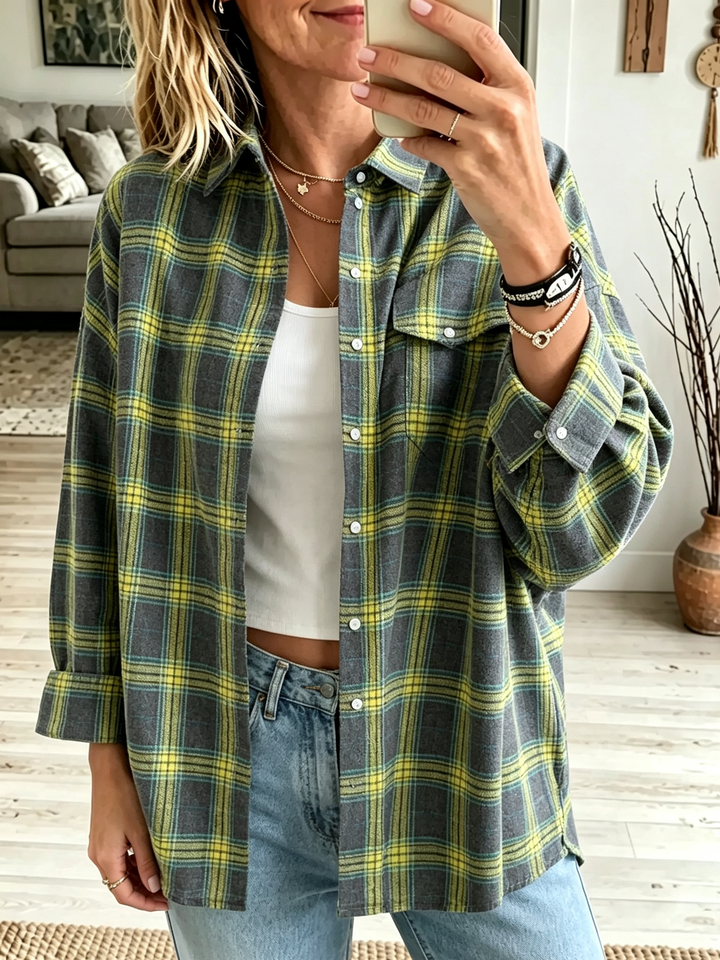 Camicia donna oversize a quadri con pattern multicolore, perfetta per aggiungere stile ai look autunnali.