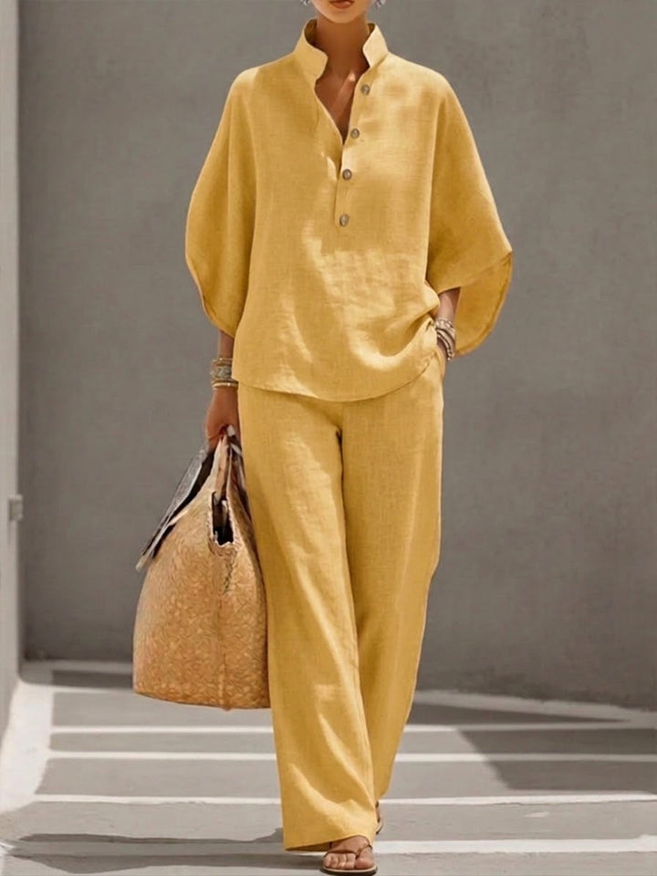 Completo donna con top a pipistrello e pantaloni larghi, outfit estivo elegante, comodo e alla moda.