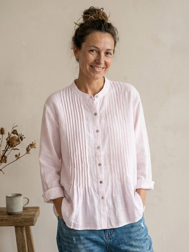 Camicia donna estiva plissettata, con scollo a V e maniche corte, perfetta per giornate calde e moda.
