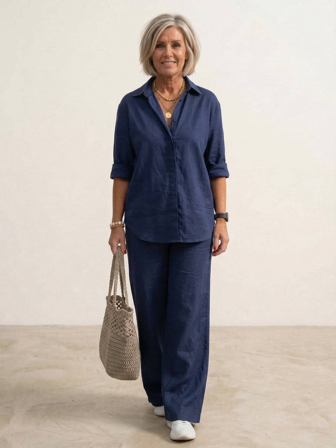Completo donna elegante con camicia e pantaloni ampi fluidi per un look estivo chic.