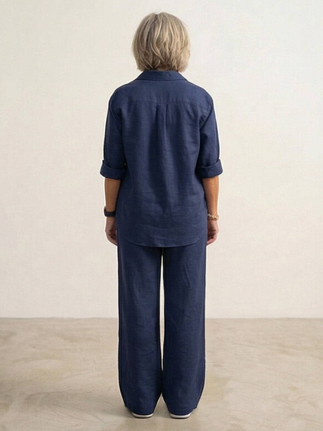 Camicia e pantaloni ampi da donna, completo casual chic. Perfetto per la moda estiva.