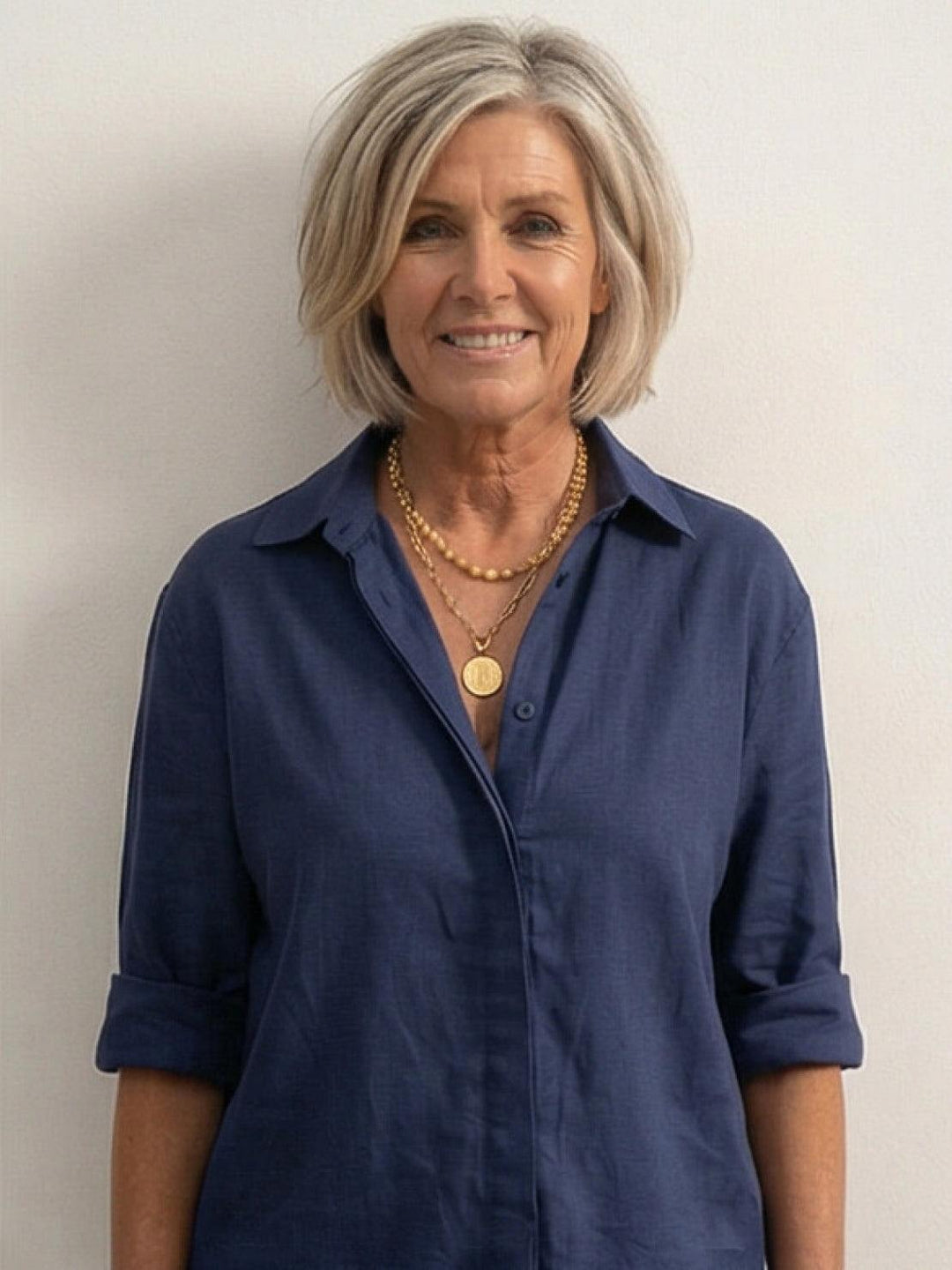 Set completo donna, con camicia a maniche lunghe e pantaloni ampi, per un comfort estivo.