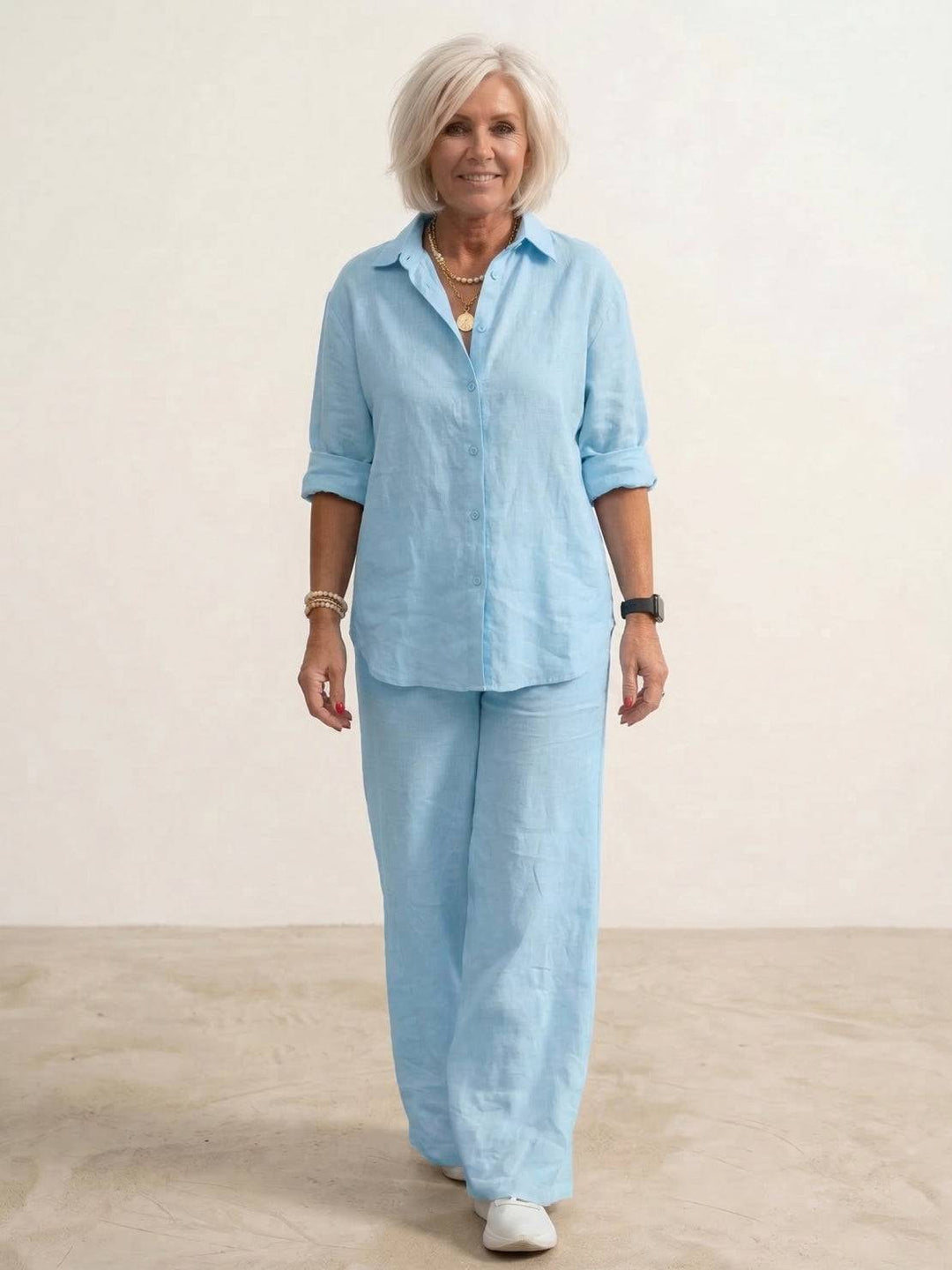 Completo donna fluido con camicia e pantaloni ampi. Perfetto per la moda estiva.