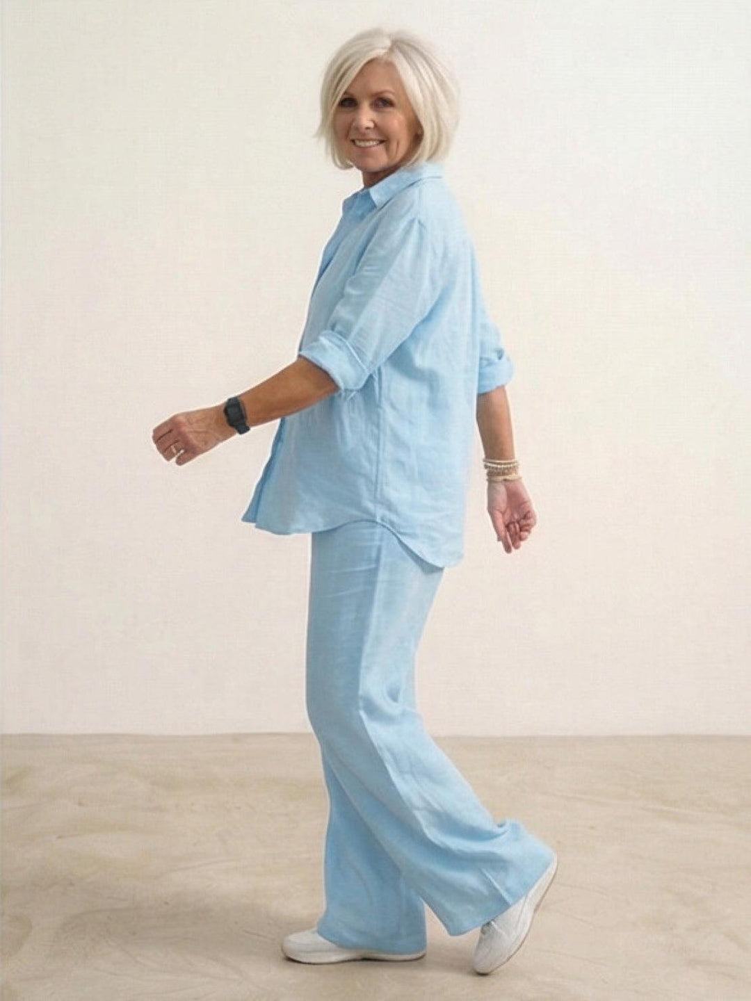 Moda estiva donna: completo elegante con camicia e pantaloni ampi. Abbigliamento fluido.