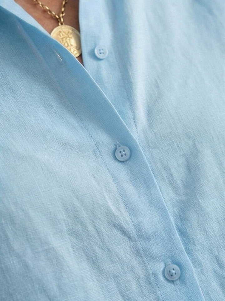 Camicia fluida e pantaloni ampi, completo donna. Abbigliamento elegante per l'estate.