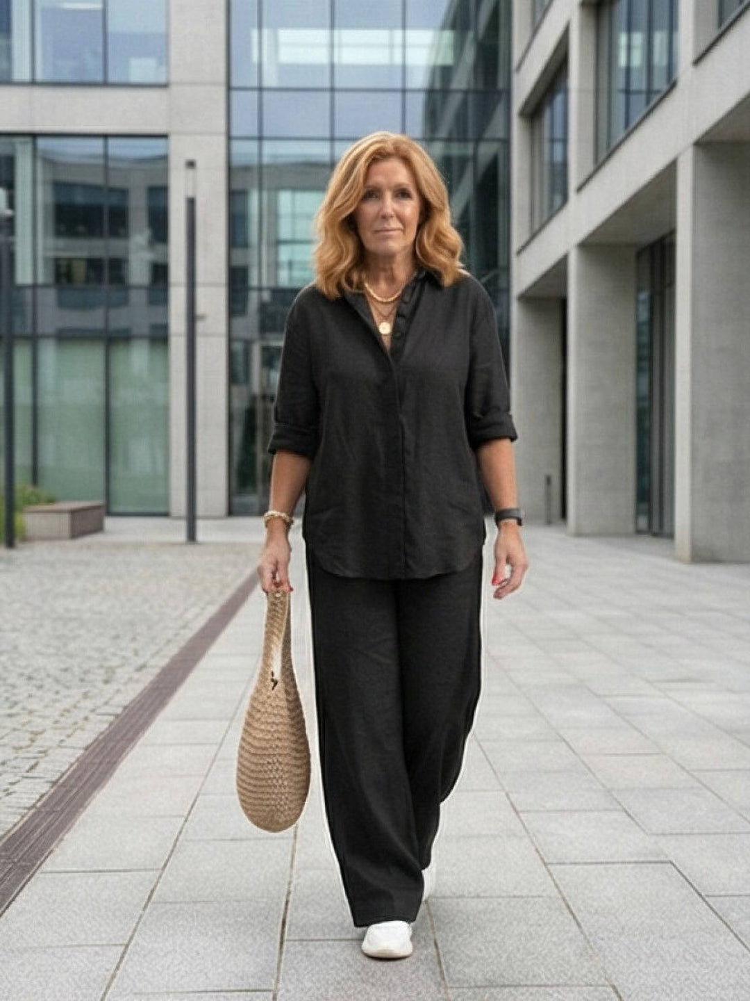 Abbigliamento estivo donna: completo elegante con camicia e pantaloni ampi.