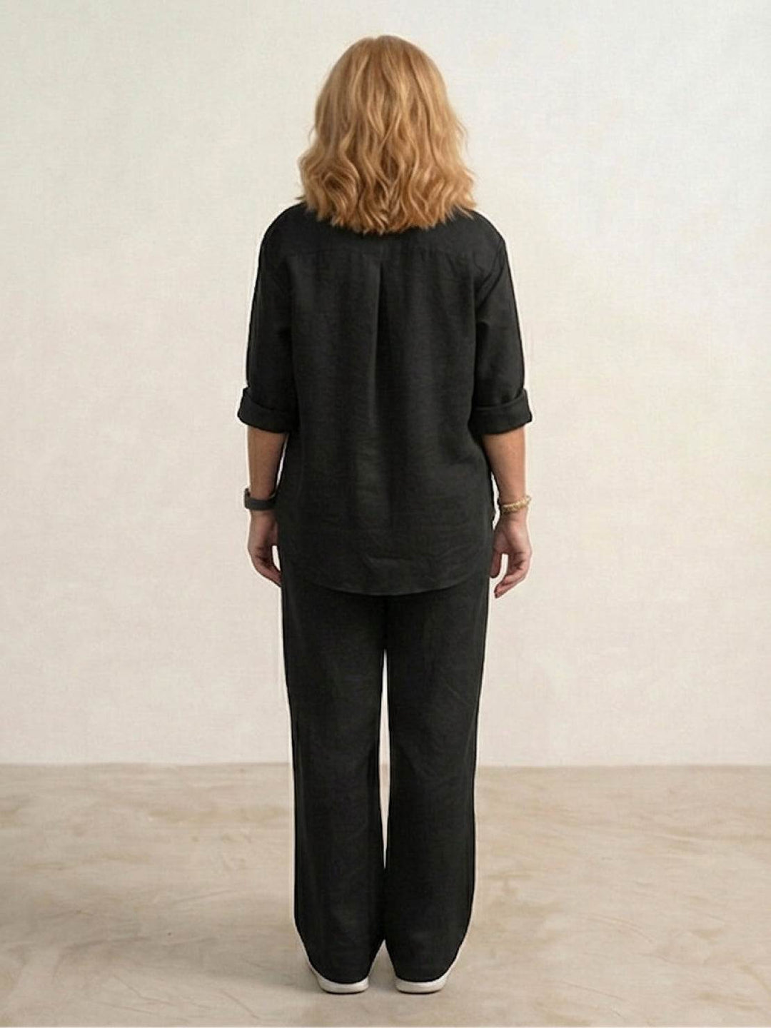 Set fluido donna: camicia e pantaloni ampi. Eleganza e freschezza per l'abbigliamento estivo.