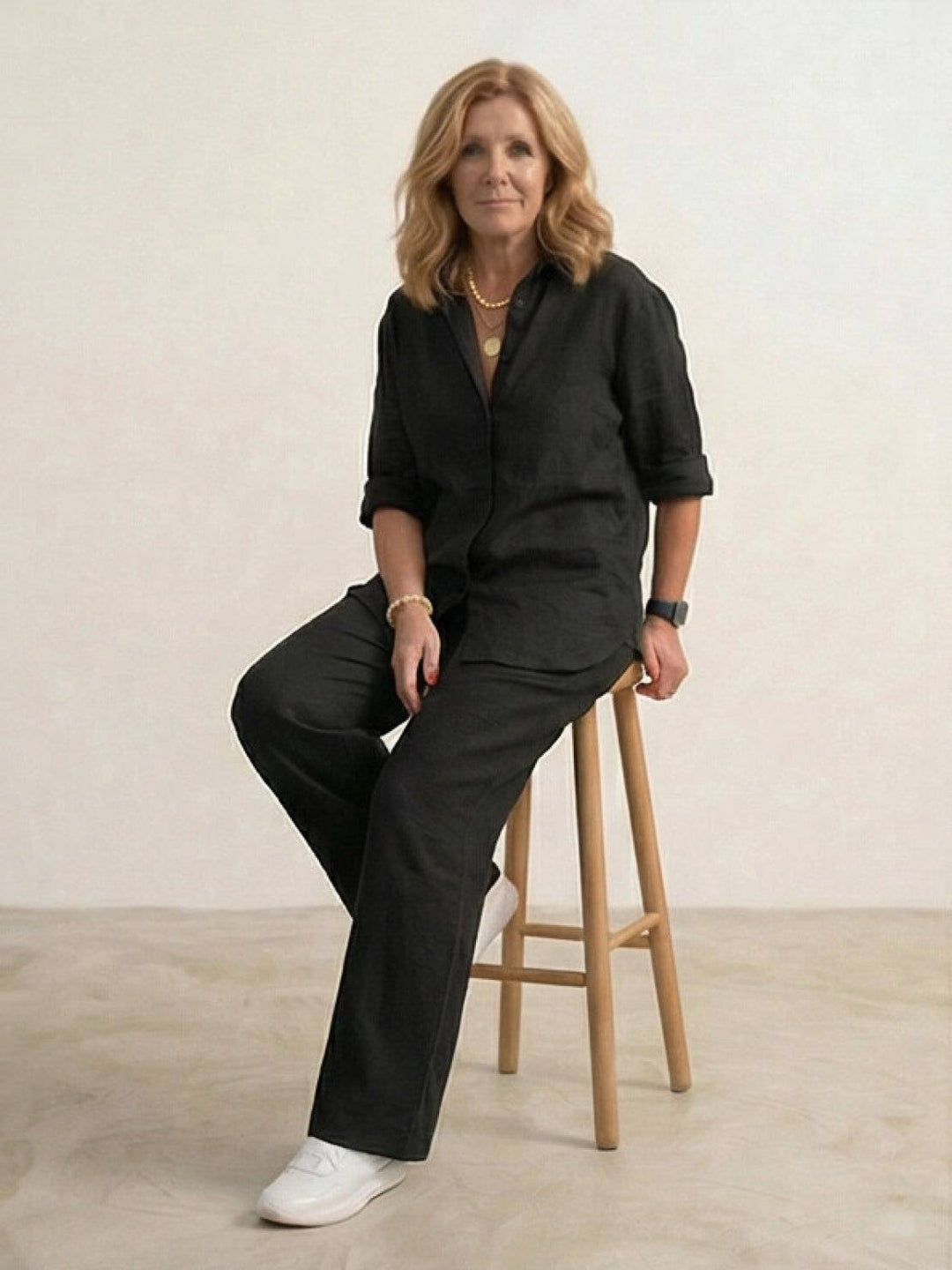 Completo donna moda estiva: camicia e pantaloni ampi, per un look raffinato e comodo.