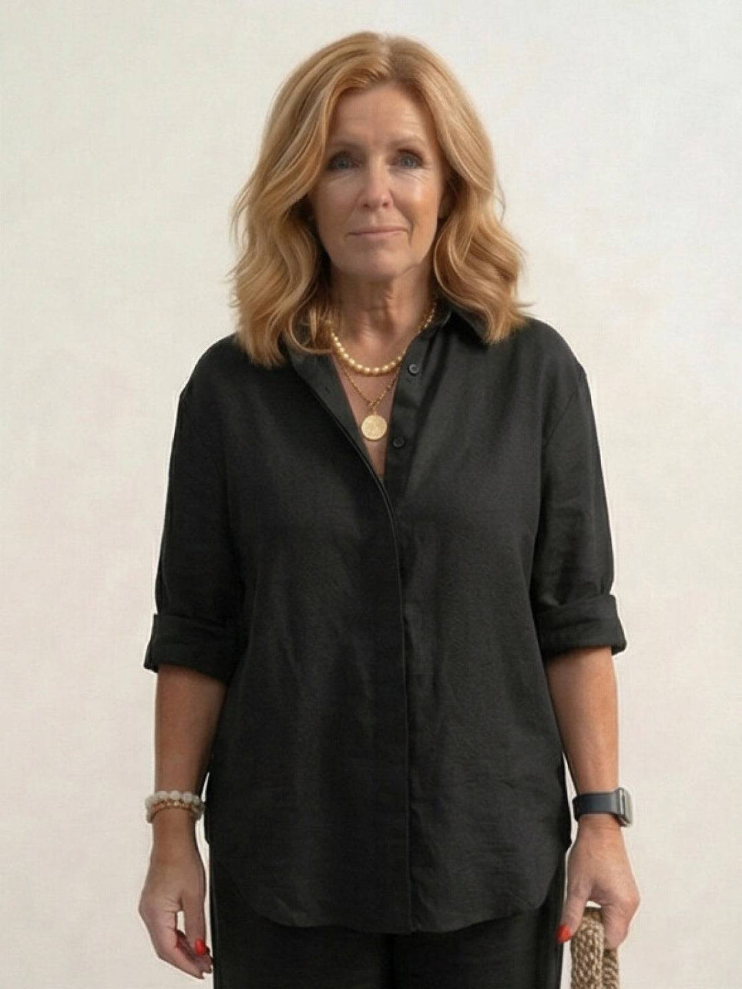 Camicia e pantaloni ampi, completo donna elegante. Abbigliamento fluido per ogni giorno.