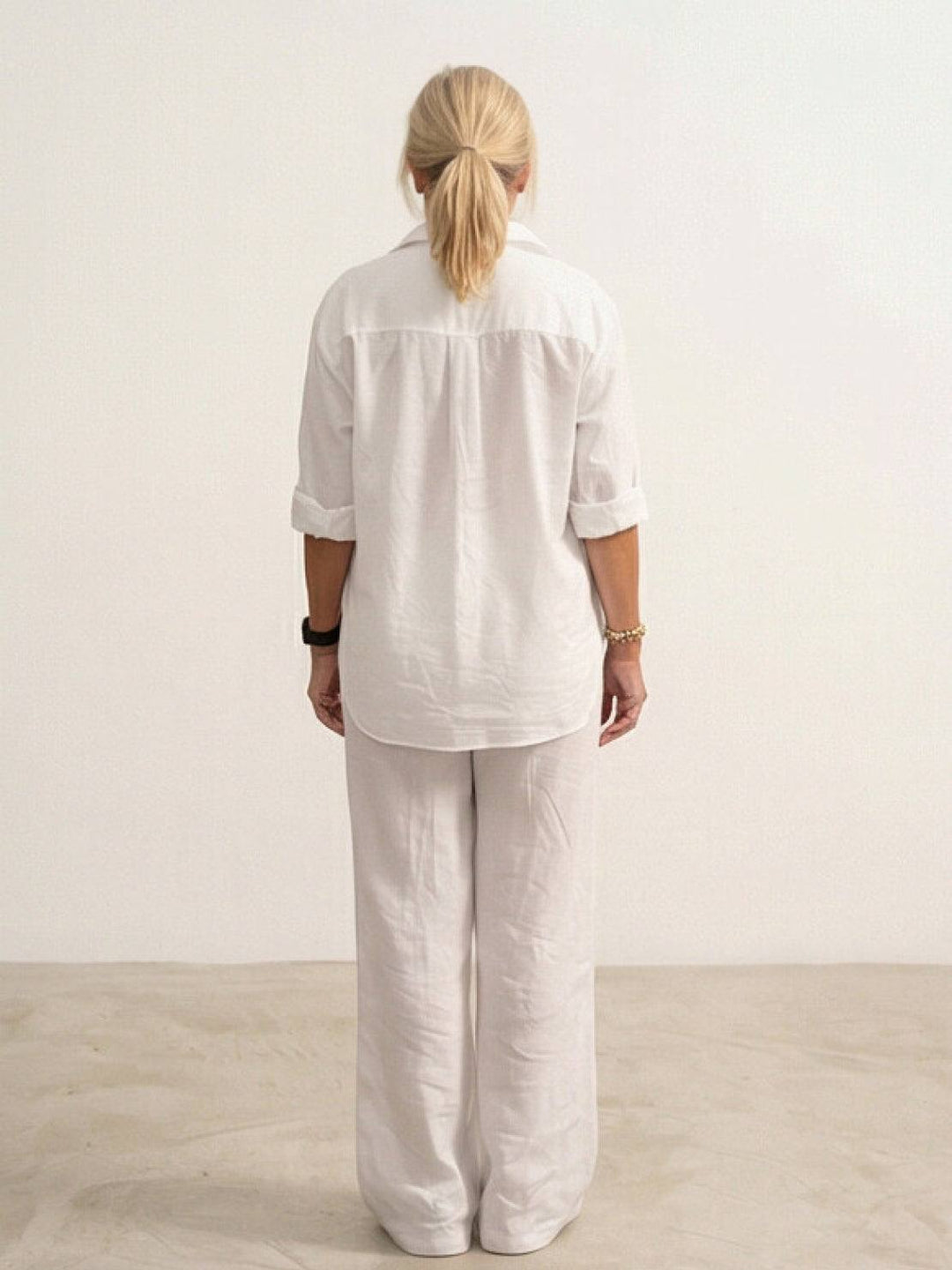 Set estivo donna: camicia e pantaloni ampi. L'eleganza fluida per la stagione calda.