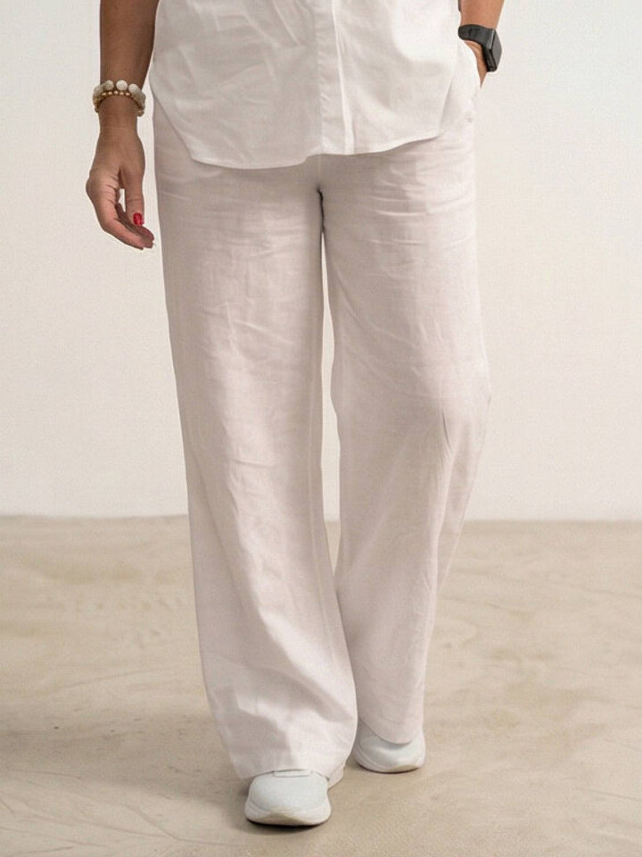 Completo donna chic con camicia e pantaloni ampi. Abbigliamento fluido per ogni occasione.