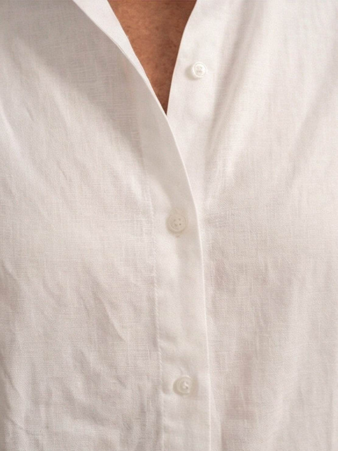 Completo moda estiva donna: camicia leggera e pantaloni ampi, per un look fresco.