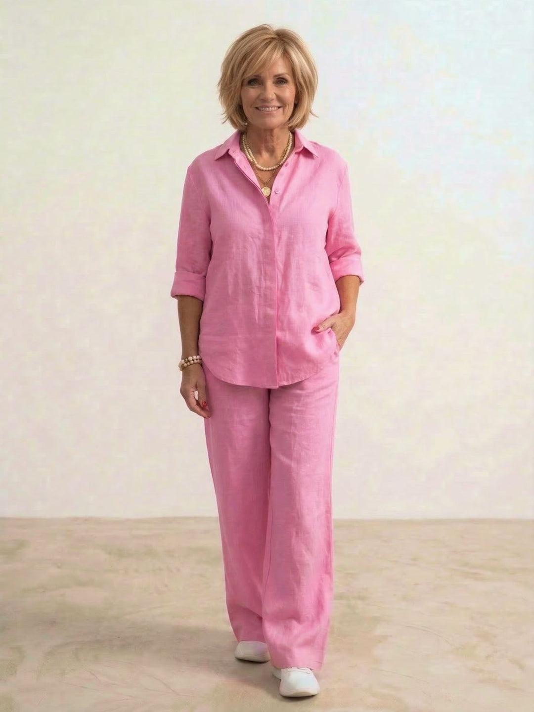 Set completo donna, camicia e pantaloni ampi. Eleganza fluida per un look versatile.