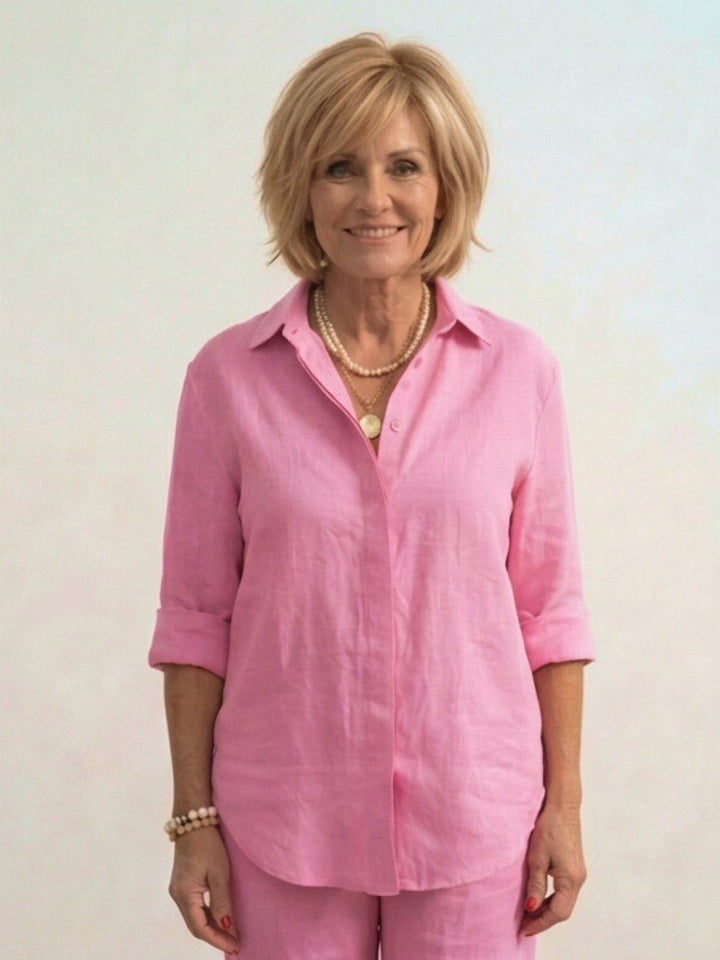 Camicia elegante e pantaloni ampi, completo donna. Look casual chic per l'ufficio o il tempo libero.