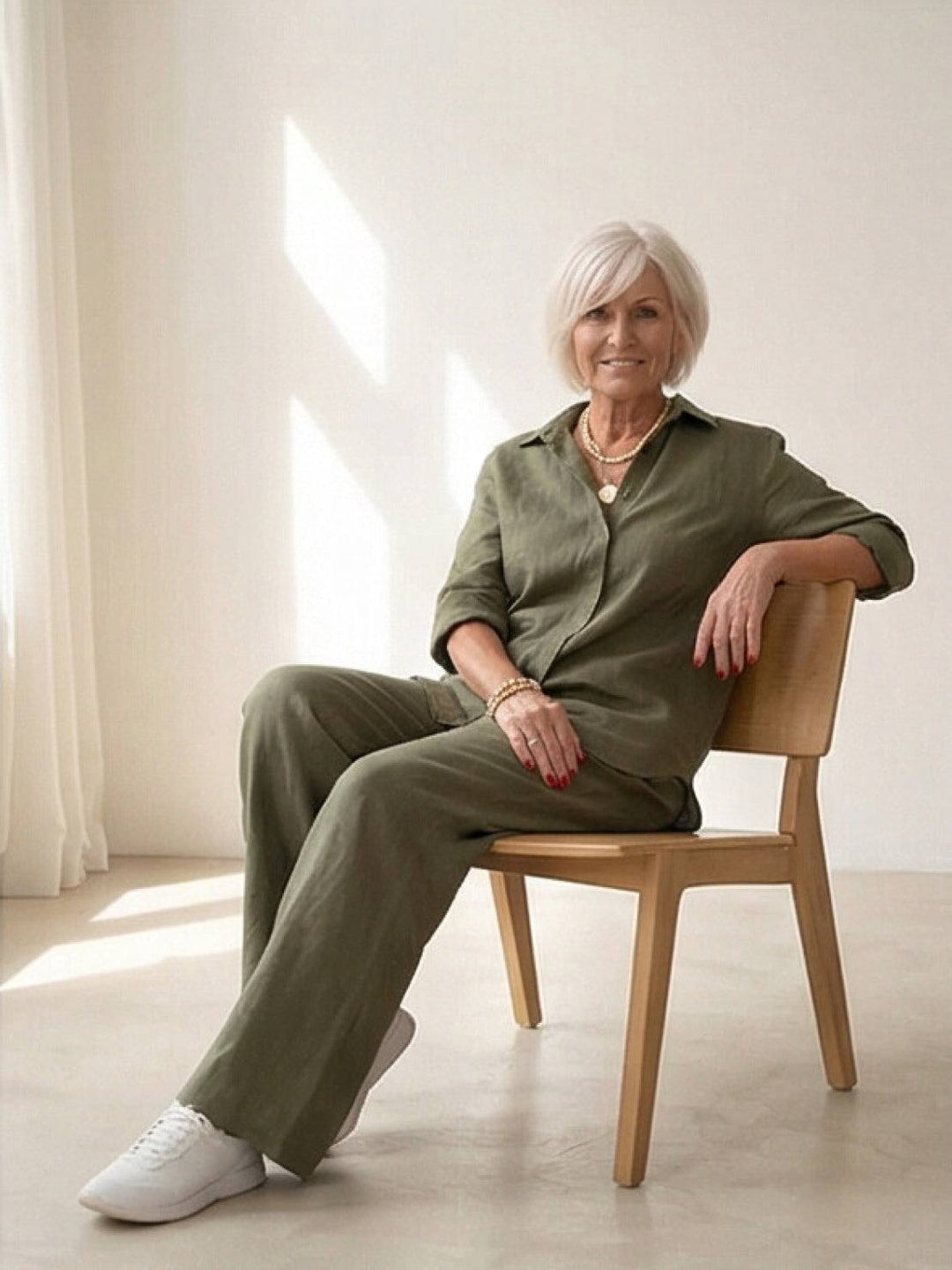 Completo donna versatile: camicia e pantaloni ampi, ideale per un look casual o elegante.