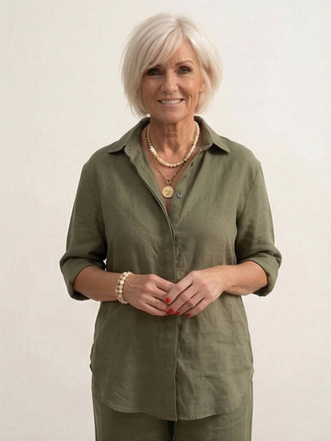 Completo donna chic, camicia fluida e pantaloni ampi. Per un look comodo e raffinato.