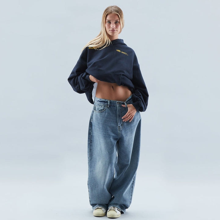 Pullover uomo oversize con spalle cadenti, tasca a canguro, ideale per comfort casual e moda.