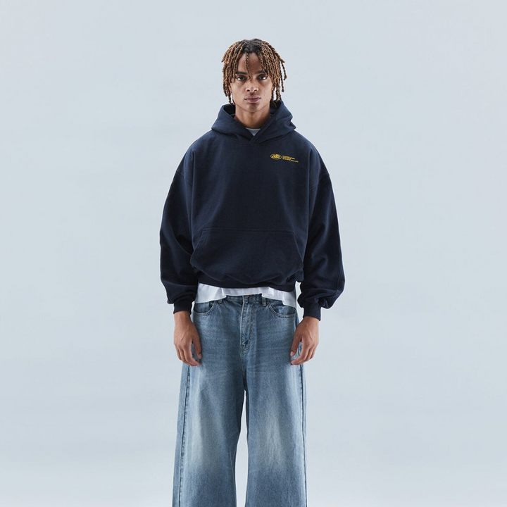 Felpa grafica oversize da uomo, design rilassato, perfetta per abbigliamento streetwear e moda.