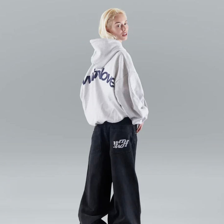 Moda maschile: felpa con cappuccio oversize, grafica accattivante, comfort e stile casual rilassato.