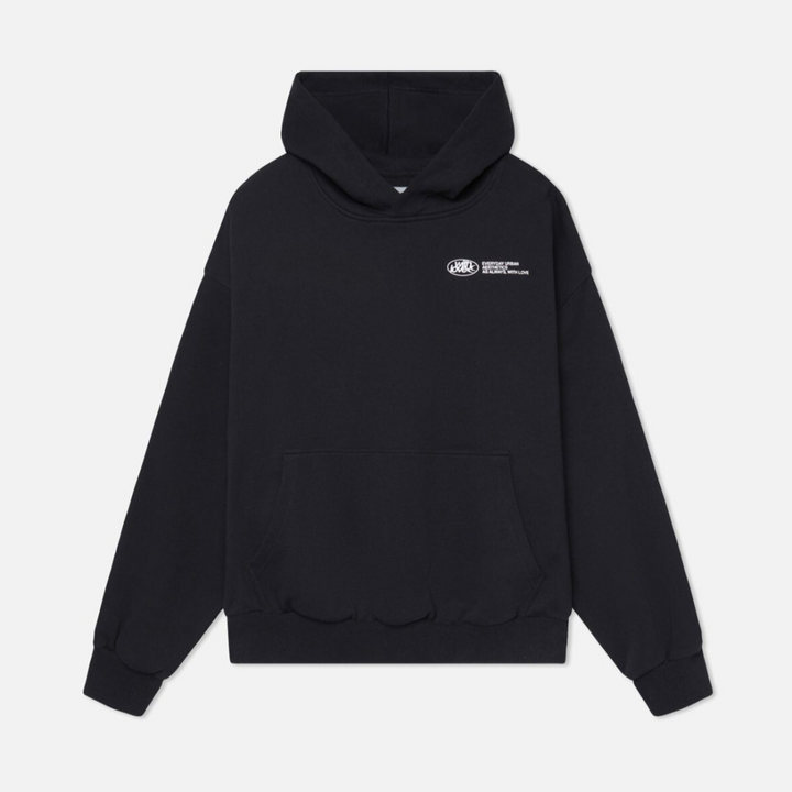 Felpa con spalle cadenti e grafica audace, per un uomo che ama il comfort e lo stile streetwear moderno.
