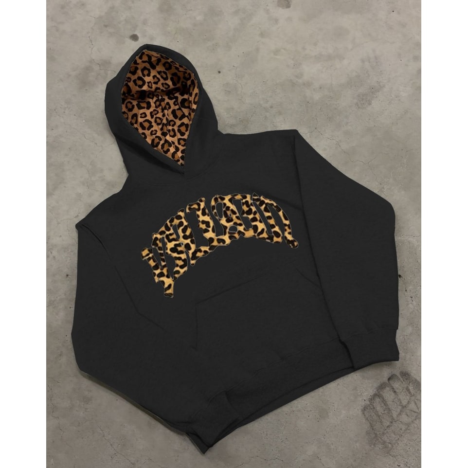 Felpa con cappuccio oversize donna, motivo leopardo. Stile audace, perfetta per moda casual e streetwear.
