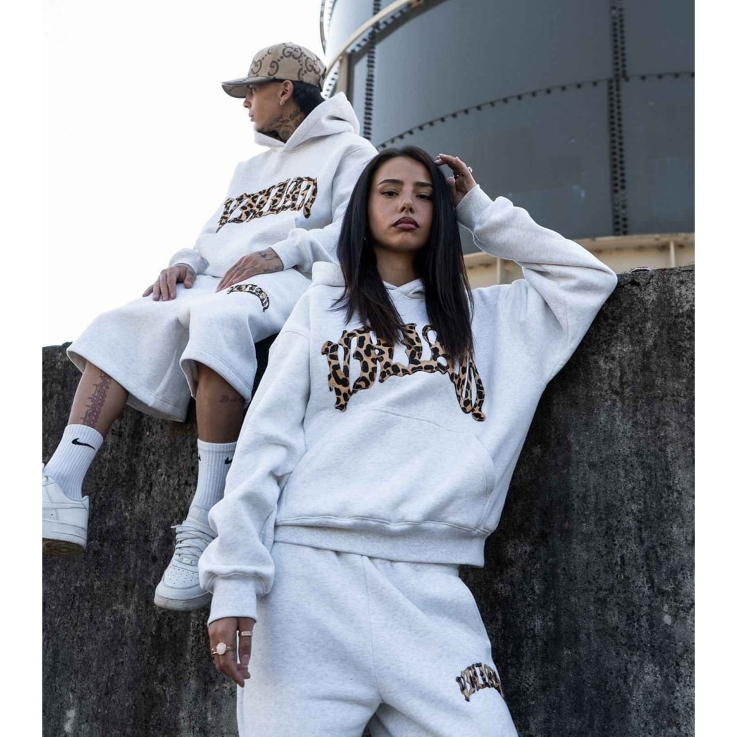 Felpa donna casual con cappuccio oversize e stampa leopardo. Ideale per streetwear e moda audace.