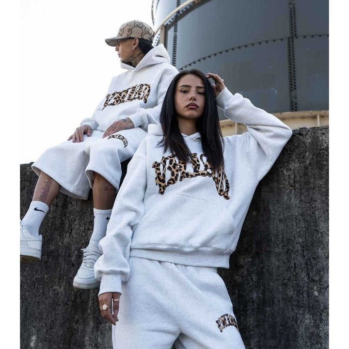 Felpa donna casual con cappuccio oversize e stampa leopardo. Ideale per streetwear e moda audace.