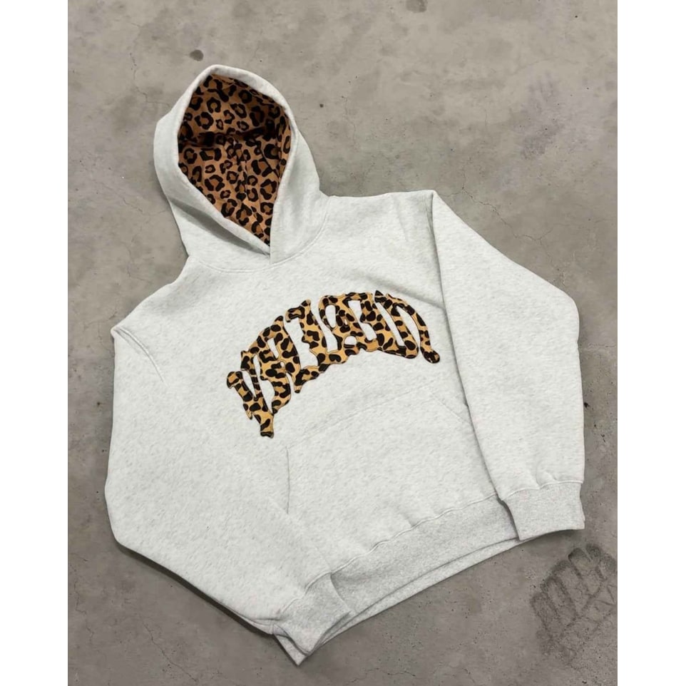 Felpa donna oversize con cappuccio, stampa leopardo. Stile streetwear audace e moda casual.