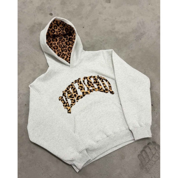 Felpa donna oversize con cappuccio, stampa leopardo. Stile streetwear audace e moda casual.