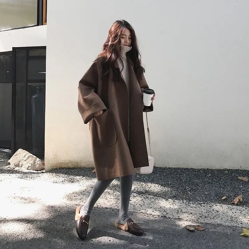 Trench oversize donna doppiopetto, versatile cappotto lungo per uno stile chic quotidiano.