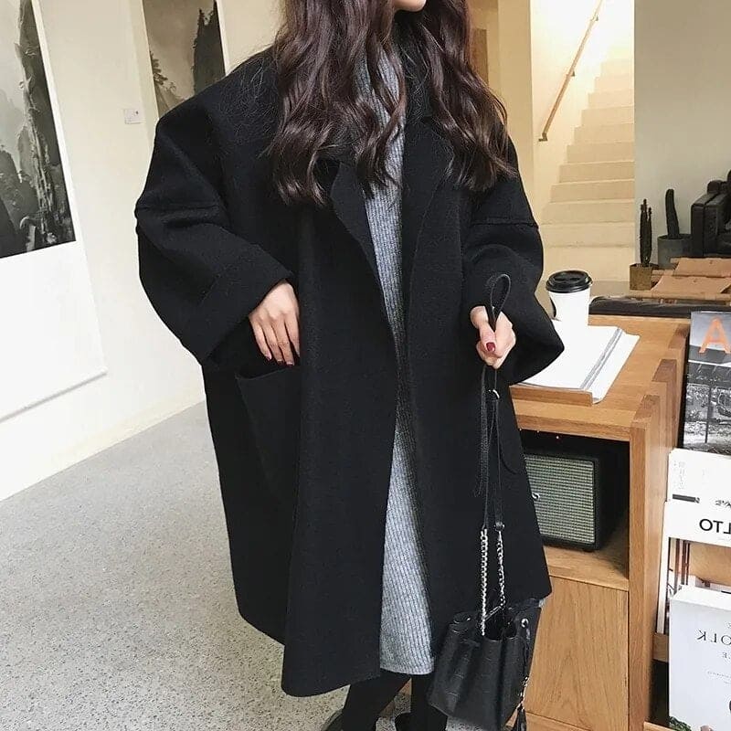 Trench nero lungo donna, cappotto oversize elegante e versatile per ogni outfit autunnale.