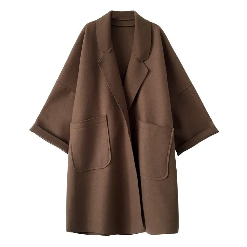 Cappotto lungo oversize da donna, trench doppiopetto chic per moda autunno/inverno.