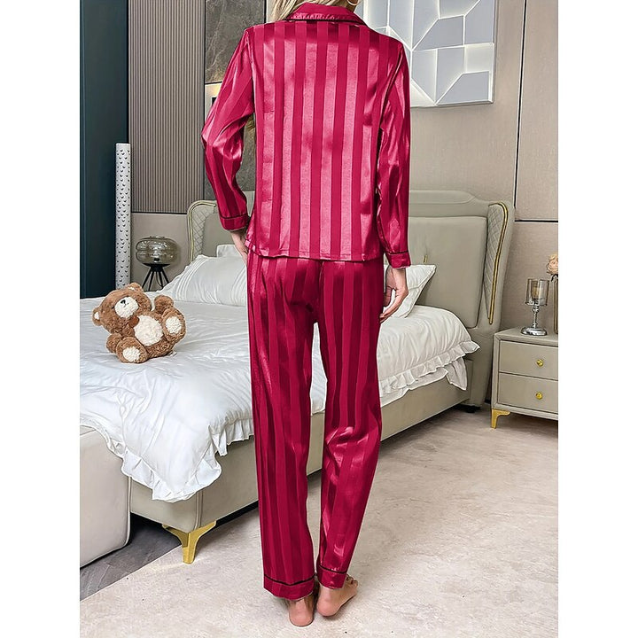 Pigiama lungo donna nero in raso satinato, un design elegante per un sonno confortevole.