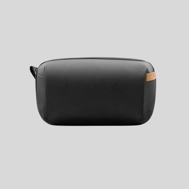 Organizer tecnologico nero compatto unisex, perfetto per cavi e accessori da viaggio.