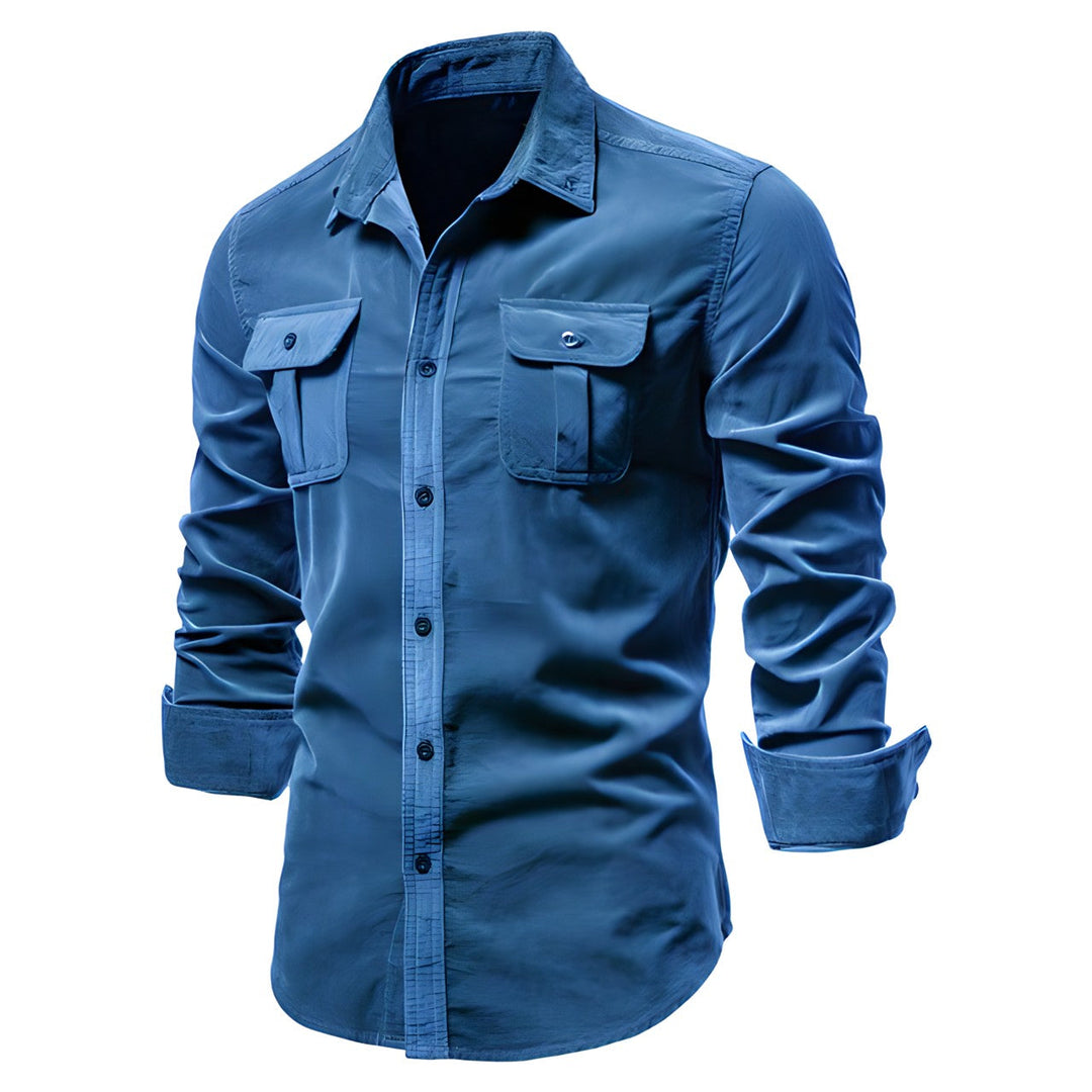 Camicia utility uomo grigio scuro. Dettaglio tasche sul petto, maniche lunghe e collo classico. Abbigliamento funzionale.