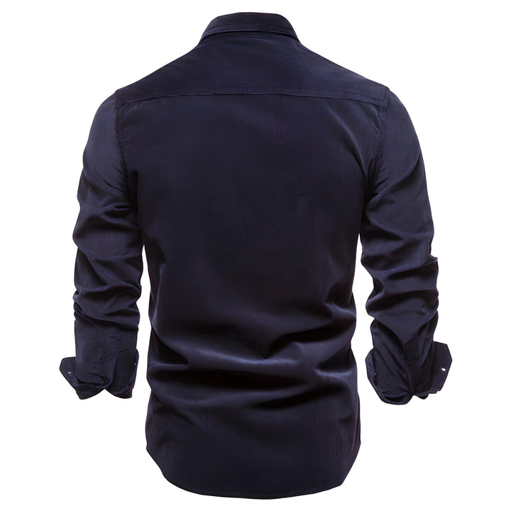 Camicia uomo blu navy a maniche lunghe, stile utility con tasche. Perfetta per comfort e look casual versatile.