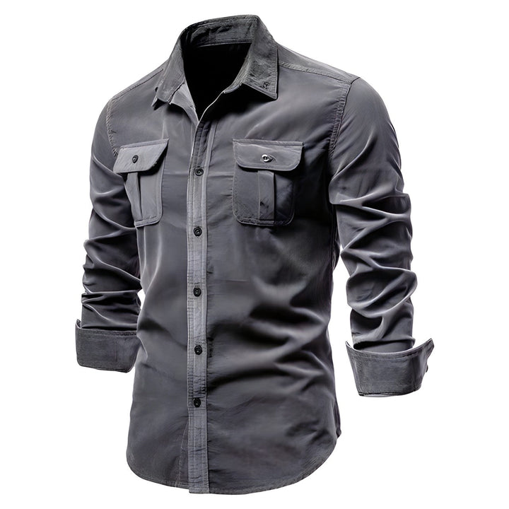 Uomo indossa camicia utility blu con tasche. Maniche lunghe, stile casual versatile per comfort e abbigliamento quotidiano.