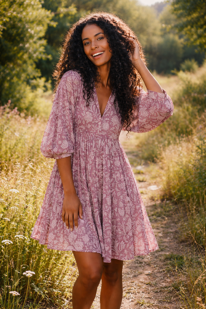 Abito da donna estivo stampato con motivo colorato, ideale per un look femminile, fresco e alla moda.