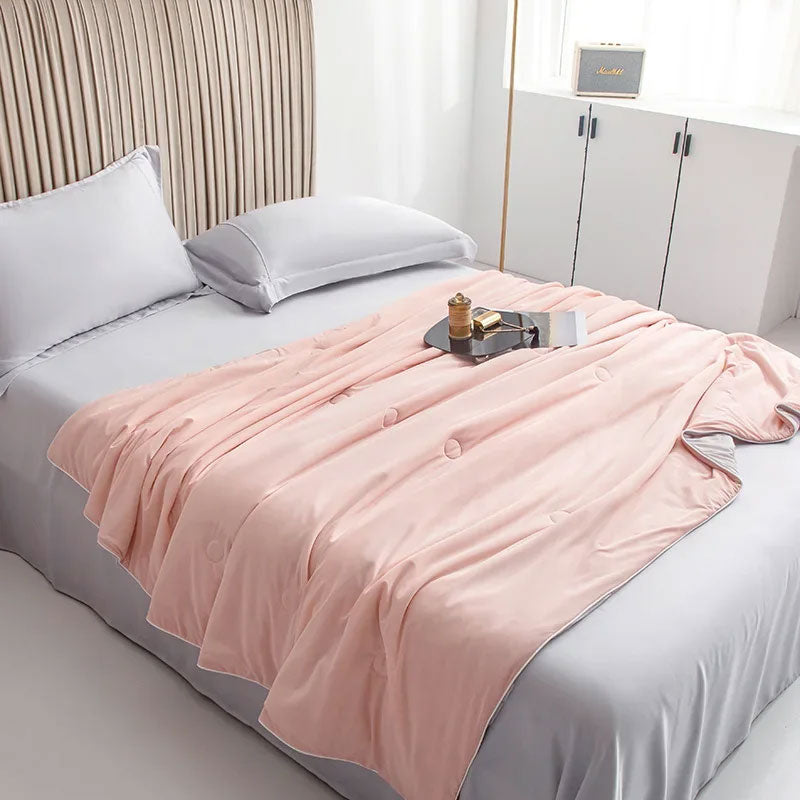 Coperta rinfrescante stesa sul letto, pronta per notti fresche, riposanti e anti sudore in estate.