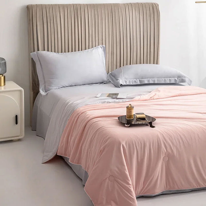 Coperta rinfrescante piegata, compatta e leggera, essenziale per un sonno fresco e traspirante d'estate.