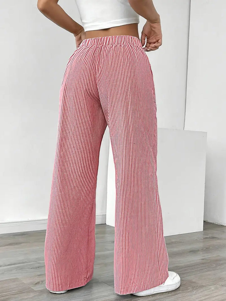Outfit giorno con pantaloni donna a gamba larga a righe, vita alta. Stile casual chic, comodo e versatile per l'estate.