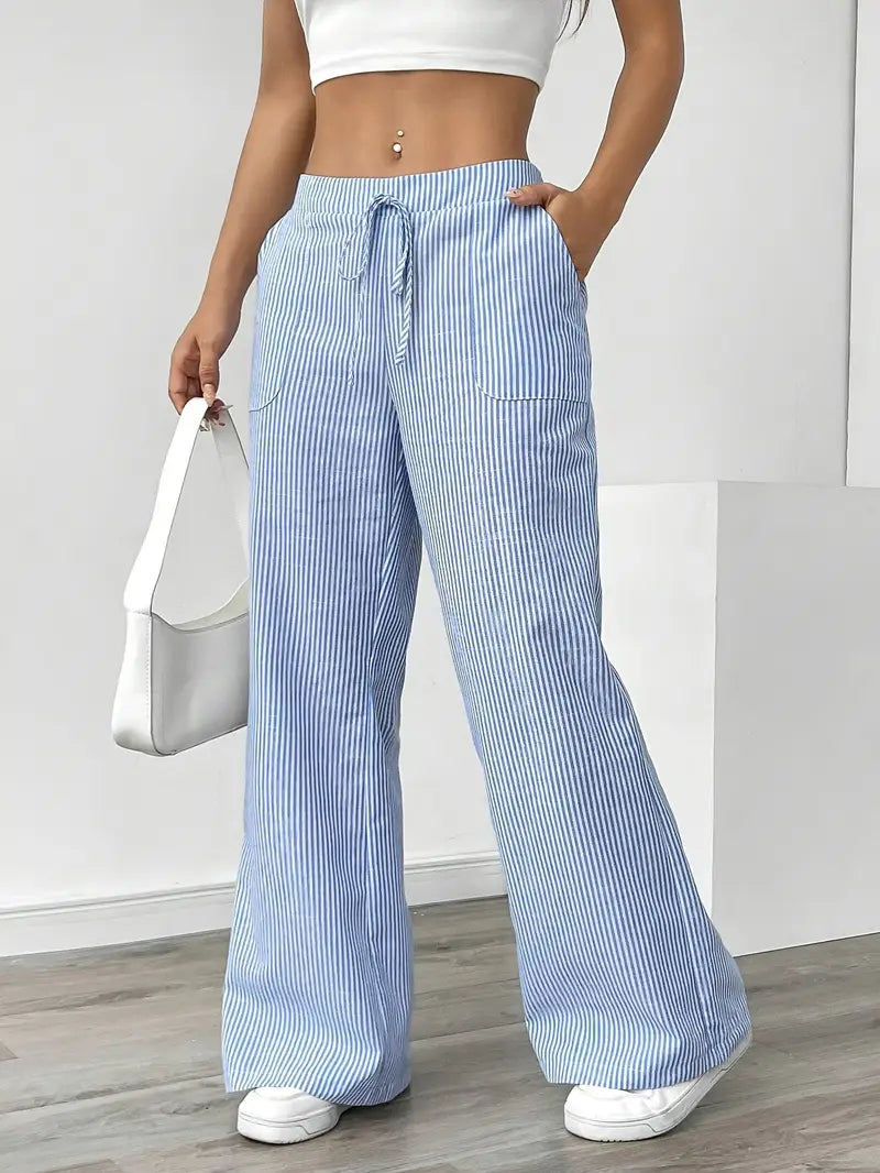 Pantaloni donna a righe vita alta e gamba larga, abbinati a un crop top. Stile estivo chic, comodo e di tendenza.