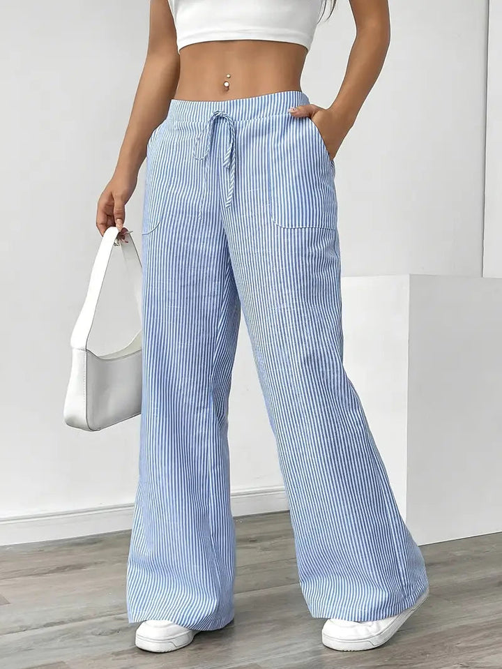 Pantaloni donna a righe vita alta e gamba larga, abbinati a un crop top. Stile estivo chic, comodo e di tendenza.