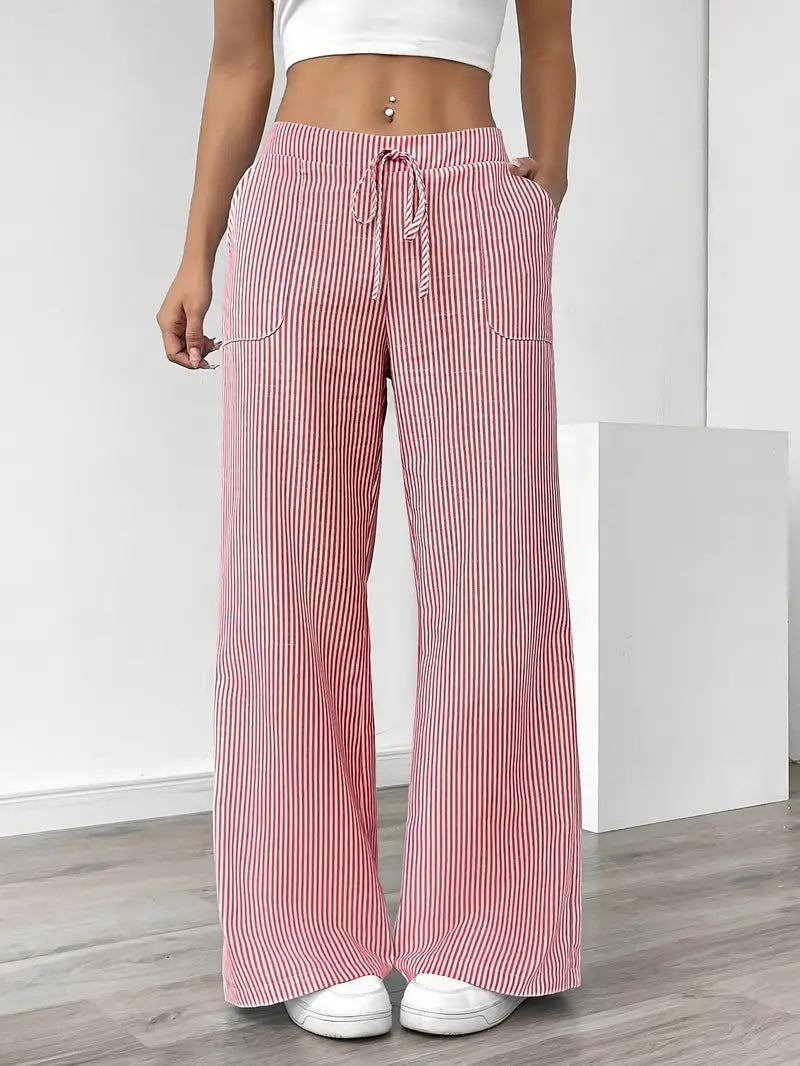 Modella con pantaloni donna a righe, vita alta, gamba larga. Stile elegante e comodo per outfit estivi. Moda versatile.