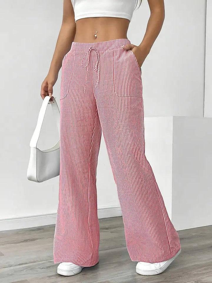 Tasche dei pantaloni donna a righe, gamba larga, vita alta. Funzionalità e stile casual chic per pantaloni comodi.